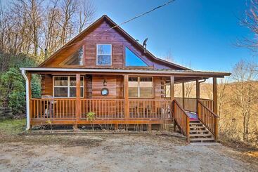 Mökkimajoitus Smoky Mountain Retreat W/ Deck & Mountain Views!