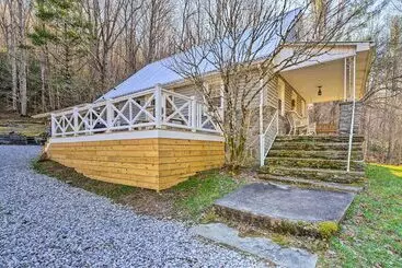 Mökkimajoitus Deck + Views: Spacious Newland Home!