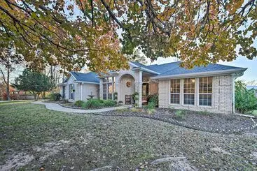 Mökkimajoitus The Crown Goose    Bullard Home W/ Pool & Spa!