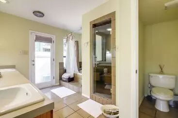 Mökkimajoitus Waterfront Lake Travis Luxury Home W/ Large Deck!