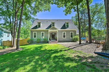 کلبه Beautiful Charlotte Home W/ Pool & Hot Tub!
