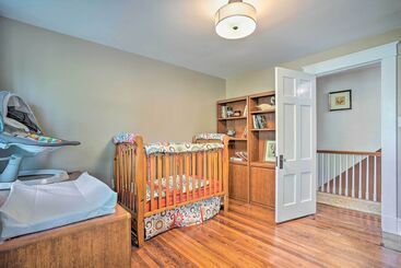 Dom wiejski Elegant Charles Town Home: Grill, Walk Dtwn!