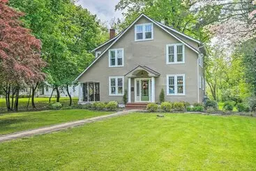 コテージ Elegant Charles Town Home: Grill, Walk Dtwn!