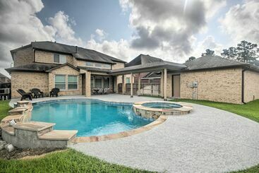 بيت ريفى Exquisite Katy Retreat W/ Yard + Theater Room!