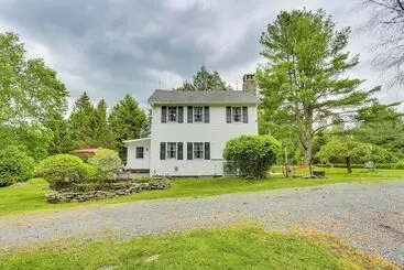 Mökkimajoitus Hot Tub, Game Room: Greentown Home Near State Park