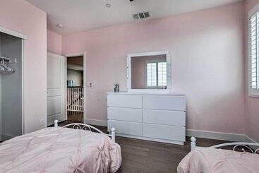 별장 Luxe Roseville Home W/ Pool & Hot Tub!