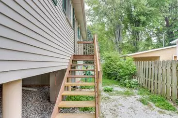 コテージ Oak Harbor Lake Home W/ 4 Decks + Seating!