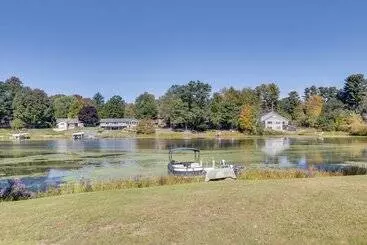 コテージ Riverfront Shawano Home W/ Private Backyard!