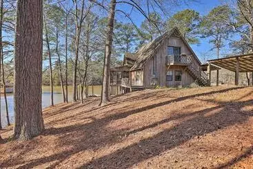 Mökkimajoitus Riverfront Shelby Home W/ Private Boat Dock!