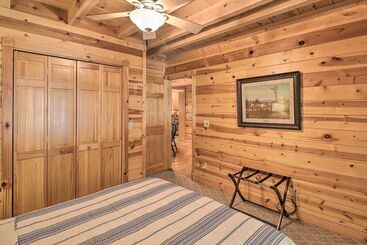 별장 Serenity Woods Cabin W/ Hot Tub & Fire Pit