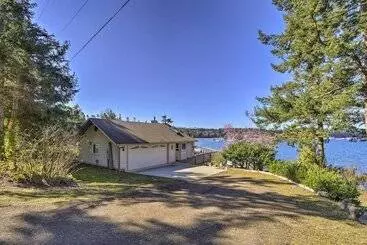 Mökkimajoitus Waterfront Pnw Escape W/ Deck & Beach Access!
