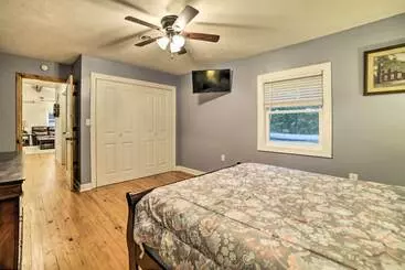 Mökkimajoitus Benton House W/ Grill, Private Dock & Lake Access!