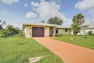 کلبه Canalfront Retreat W/ Heated Pool & Hot Tub!