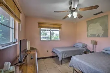 コテージ Canalfront Retreat W/ Heated Pool & Hot Tub!