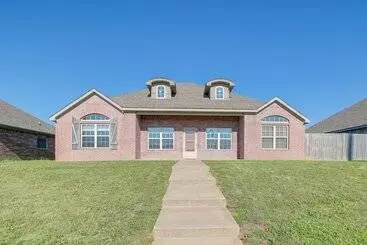 کلبه Central Bentonville Home With Fenced Yard!