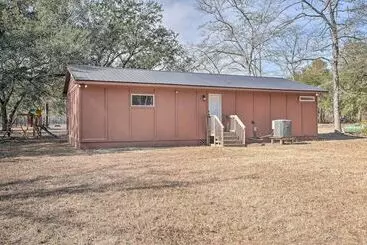 コテージ Charming Retreat On 20 Acres W/ Private Lake!