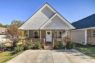 コテージ Family Friendly Greer Home W/ Balcony & Yard!