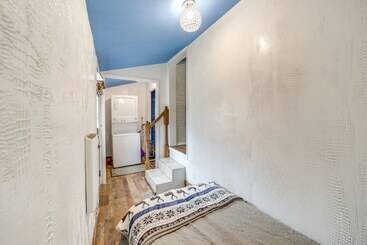 بيت ريفى Historic Cabin W/ Yard: 1 Mi To Lake Spavinaw!