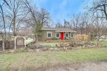 Mökkimajoitus Historic Cabin W/ Yard: 1 Mi To Lake Spavinaw!