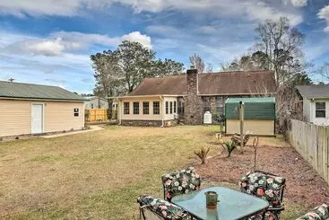 コテージ Lakeside Happiness: Home On Lake Moultrie!