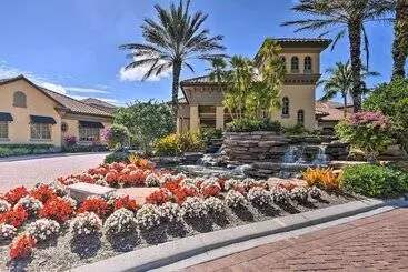 Mökkimajoitus Luxury Naples Home W/ Private Pool & Hot Tub!