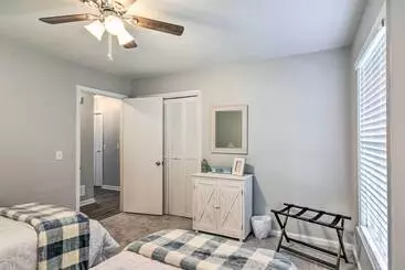 コテージ Modern Lexington Retreat W/ Backyard & Pool!