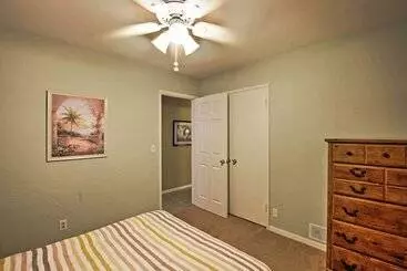 Mökkimajoitus Pet Friendly Daytona Beach Home, Walk To The Ocean