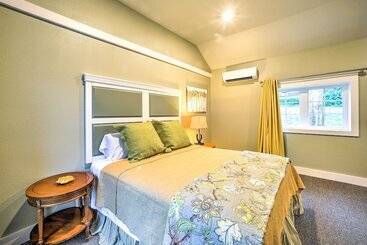 Welcoming Downtown Branson Cottage W/ Pool Access!