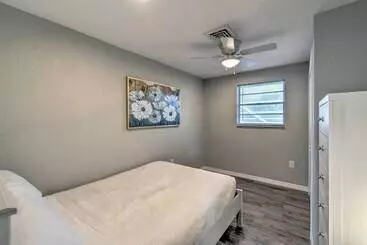 Mökkimajoitus Bayfront Paradise W/ Heated Pool & Balcony!