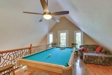 茅舍 Old Forge Home W/ Hot Tub & Game Room!