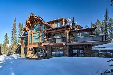 Mökkimajoitus Custom Ski In/out Chalet With Hot Tub & Wet Bars!