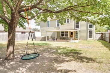 Vakantiehuisje Dog Friendly Live Oak Home W/ Hot Tub & Game Room!