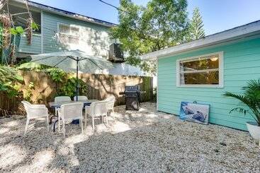 Dreamy Palm Harbor Cottage, Steps To Crystal Beach