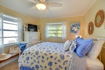 Dreamy Palm Harbor Cottage, Steps To Crystal Beach