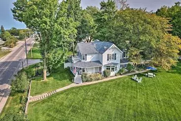 Mökkimajoitus Elegant 1905 Home: Steps To Torch Lake & Dtwn