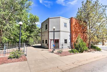 کلبه Historic Dtwn Loveland Home: Expansive Patio!