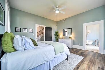 Сельский дом Spacious Abode, Walk To Texas Heroes Square!