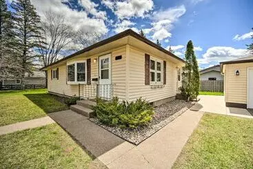 Mökkimajoitus Sunny Cloquet Home   2 Mi To St. Louis River!