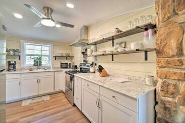 بيت ريفى Welcoming Speedwell Retreat W/ Lake Views!