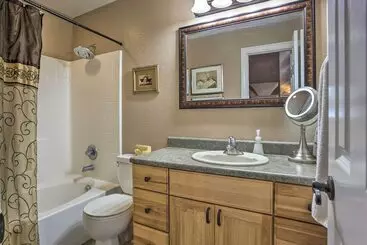 Mökkimajoitus Black Hawk Lower Level Unit With Game Area!