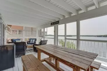 Mökkimajoitus Cliff View Haven  Rocky Mount Gem W/ Deck!