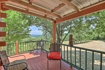 Mökkimajoitus Cozy Pelsor Cabin W/ Mountain & Valley Views!