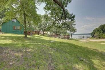 Dom wiejski Lakefront Grove Getaway W/ Shared Boat Dock!
