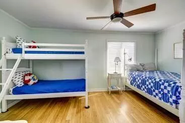 Mökkimajoitus Ocean Isle Beach Home W/ Canal Views!