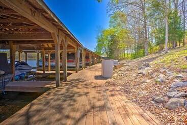 コテージ Pet Friendly Retreat Near Lake Anna W/ Decks!