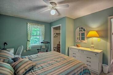 コテージ Quaint Hinton Hideaway   Hunt & Fish Nearby!