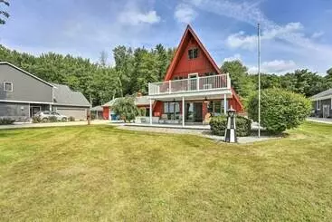 コテージ Spacious Coldwater Home W/ Private Dock, Fire Pit!