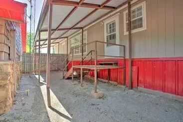 Mökkimajoitus Spacious House ~ 1 Mi To Lake & Boat Ramp!