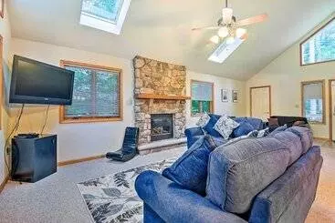 Mökkimajoitus Walk To Beach: Beautiful Lake Naomi Retreat!