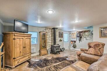 بيت ريفى Massive Peck Home W/ Woods & Creek To Explore